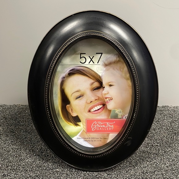 GreenTree Gallery Black Oval 5x7 in. Photo Frame